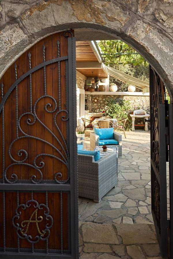 Location de vacances pour 6 personnes, avec jardin ainsi que vue et piscine dans Bar