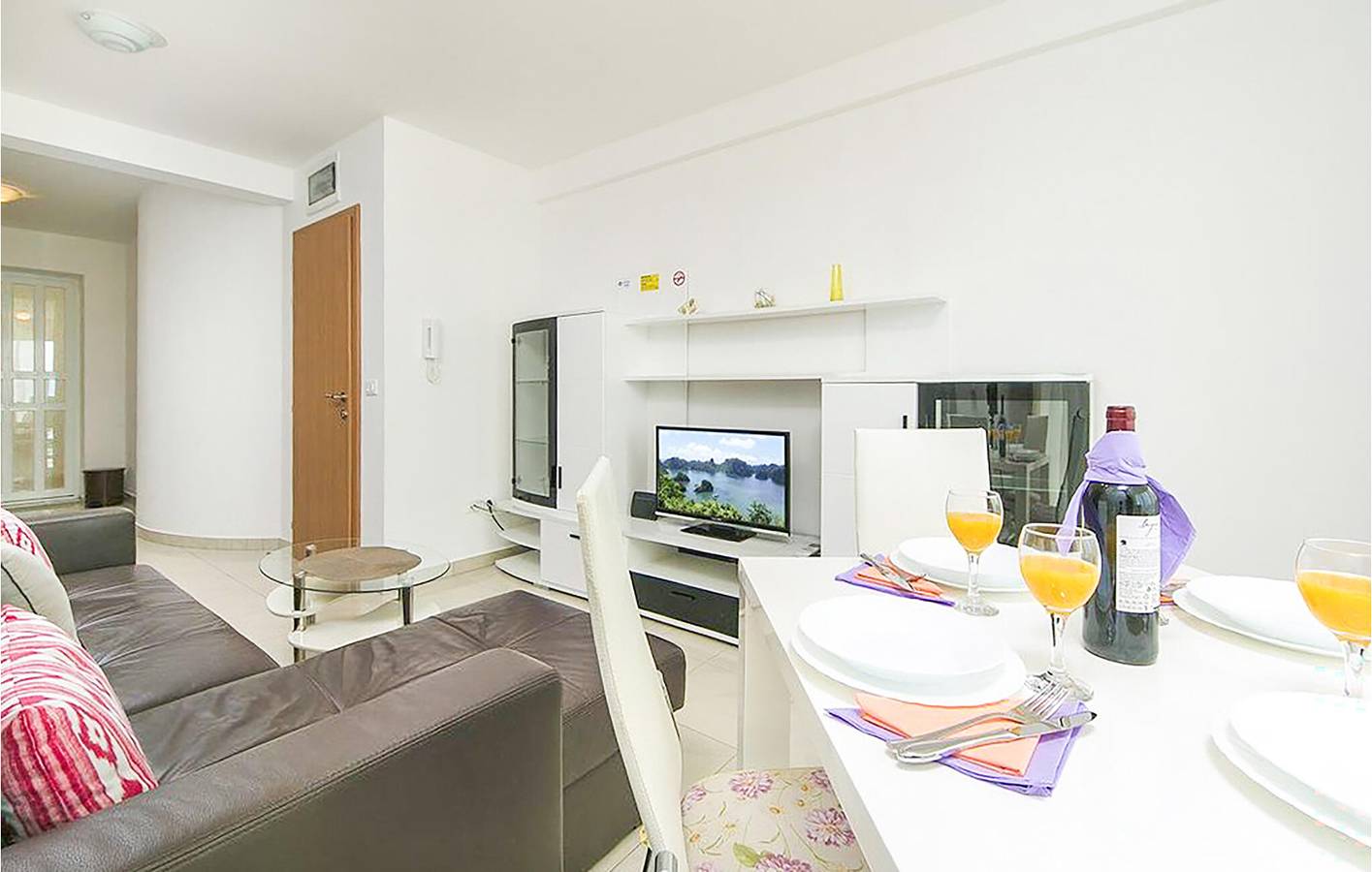Ganze Ferienwohnung, Rückzugsort am Meer mit WiFi, AC, Parkplatz und Terrasse - 2,5 km zum Strand in Brela, Makarska Riviera