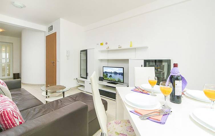 Ganze Ferienwohnung, Rückzugsort am Meer mit WiFi, AC, Parkplatz und Terrasse - 2,5 km zum Strand in Brela, Makarska Riviera