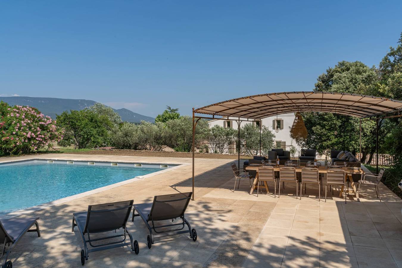 Maison De Vacances pour 15 Personnes dans Saint-Saturnin-lès-Apt, Parc naturel régional du Luberon