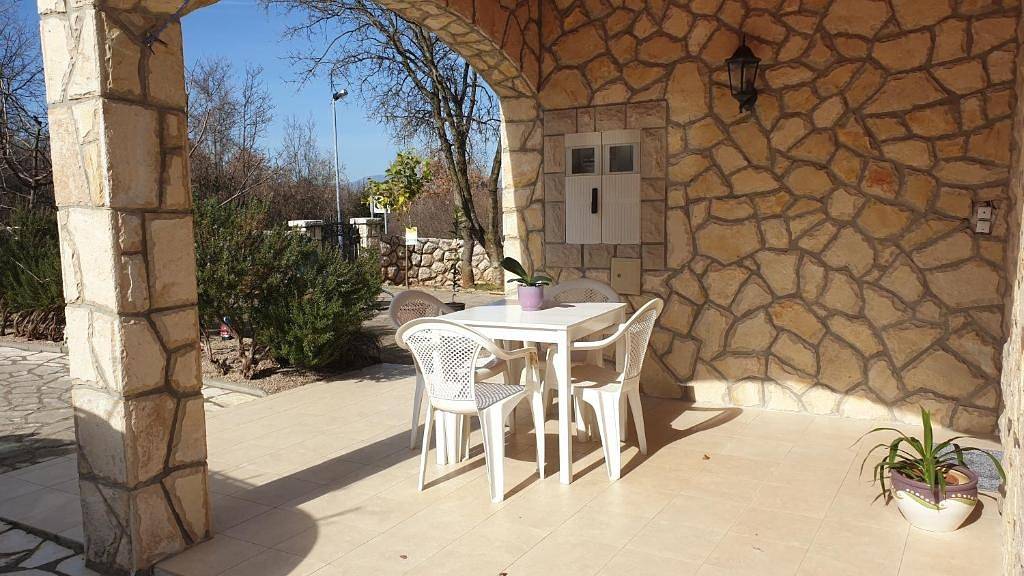 Ganze Wohnung, Geräumige Ferienwohnung im Erdgeschoss Roses 1 in ruhiger Lage auf der Insel Krk in Sveti Ivan Dobrinjski, Krk