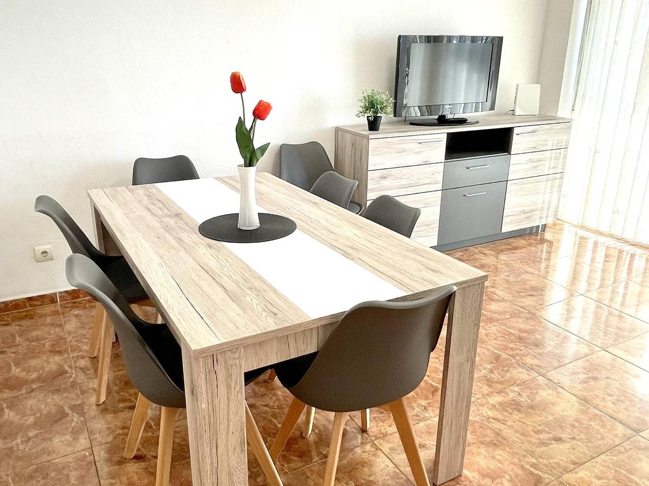 Apartamento entero, Amplio apartamento frente al mar con aire acondicionado, terraza y aparcamiento gratuito in La Pineda, Platja de la Pineda