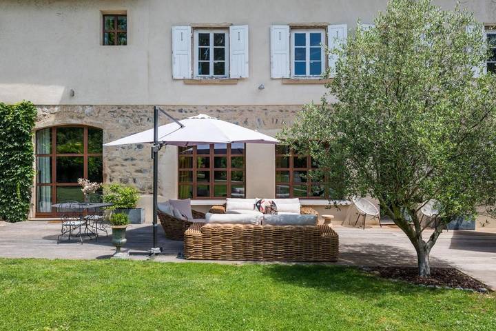 Location de vacances pour 16 personnes, avec piscine ainsi que terrasse et jardin à Écully - 3