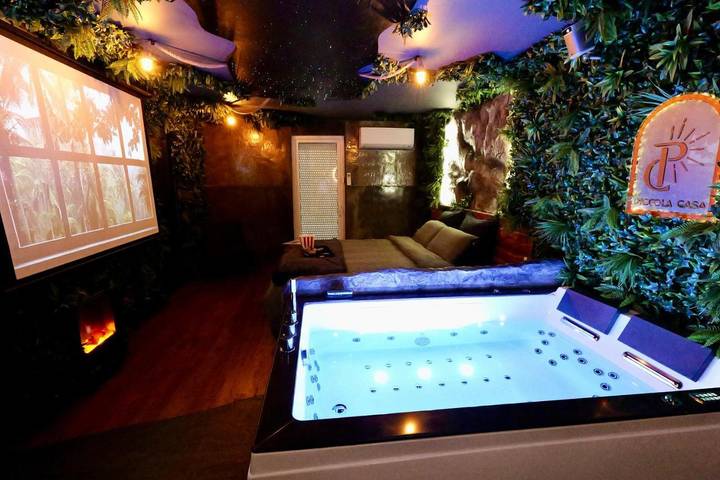 Gîte pour 2 personnes, avec jardin ainsi que jacuzzi et terrasse à La Verpillière