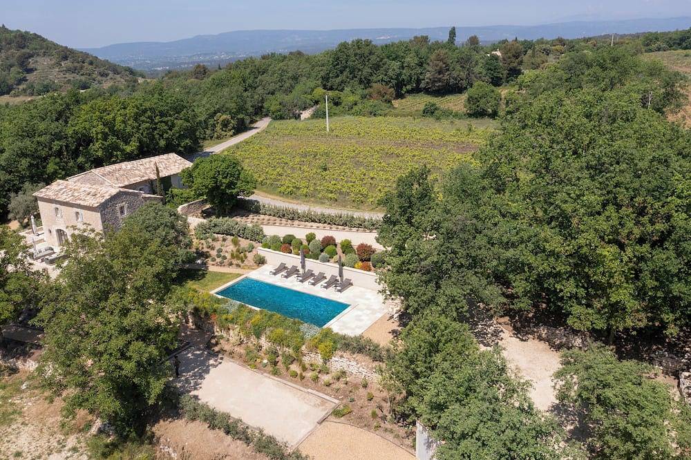 Completely renovated modern farmhouse in Ménerbes in Ménerbes, Parc naturel régional du Luberon