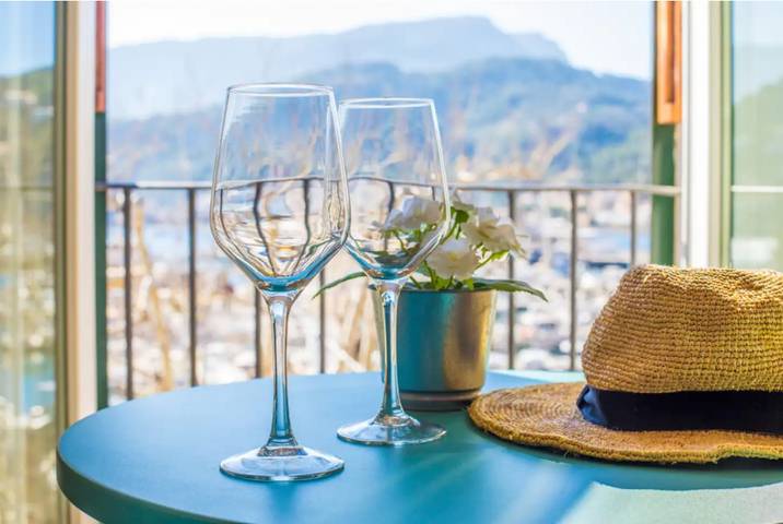Apartamento entero, Apartamento vacacional Ca Na Magda con vistas al mar, Wi-Fi, aire acondicionado y balcón in Puerto de Sóller, Sóller