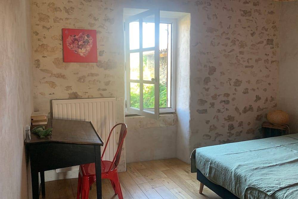Maison de charme  avec jardin de curé dans petit village entre Nîmes et Uzès in Dions, Région de Nîmes