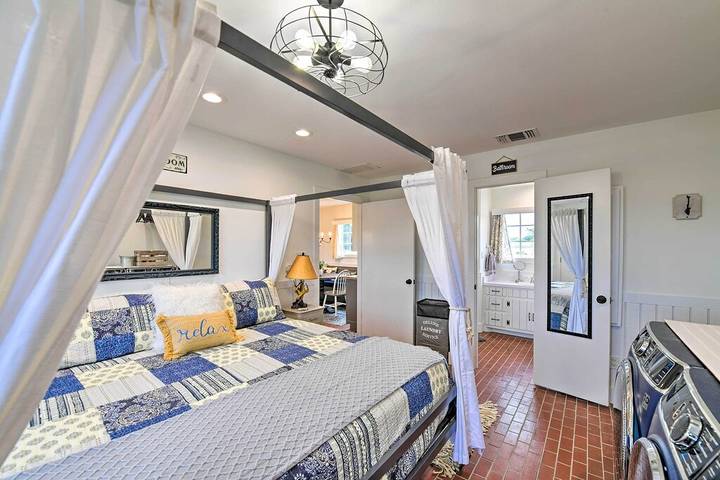 Vacation rental for 14 people, with hot tub and yard as well as pool, with pets in Possum Kingdom Lake