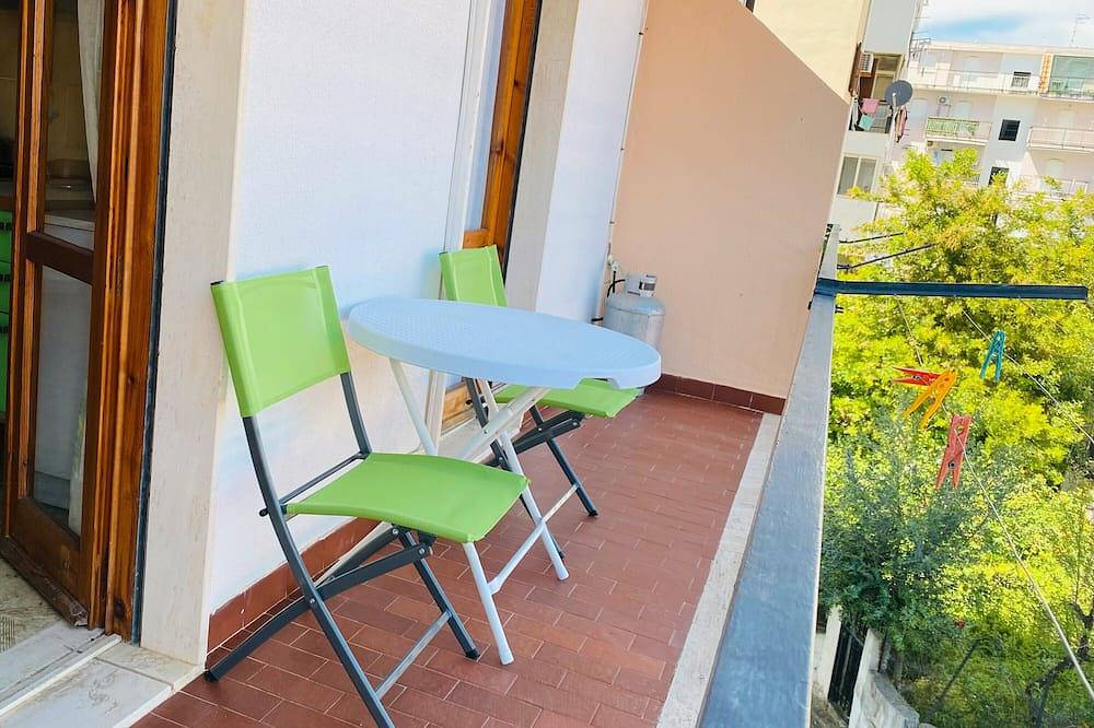 Apartamento entero, Apartamento 'Bianca Rosa' con vistas a la montaña y balcón in Scalea, Costa Tirrénica Calabria