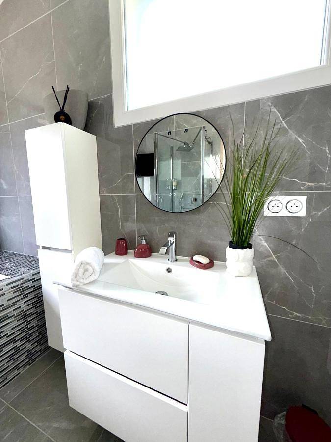 Location de vacances pour 10 personnes, avec vue ainsi que jardin et piscine à Berre-les-Alpes - 3