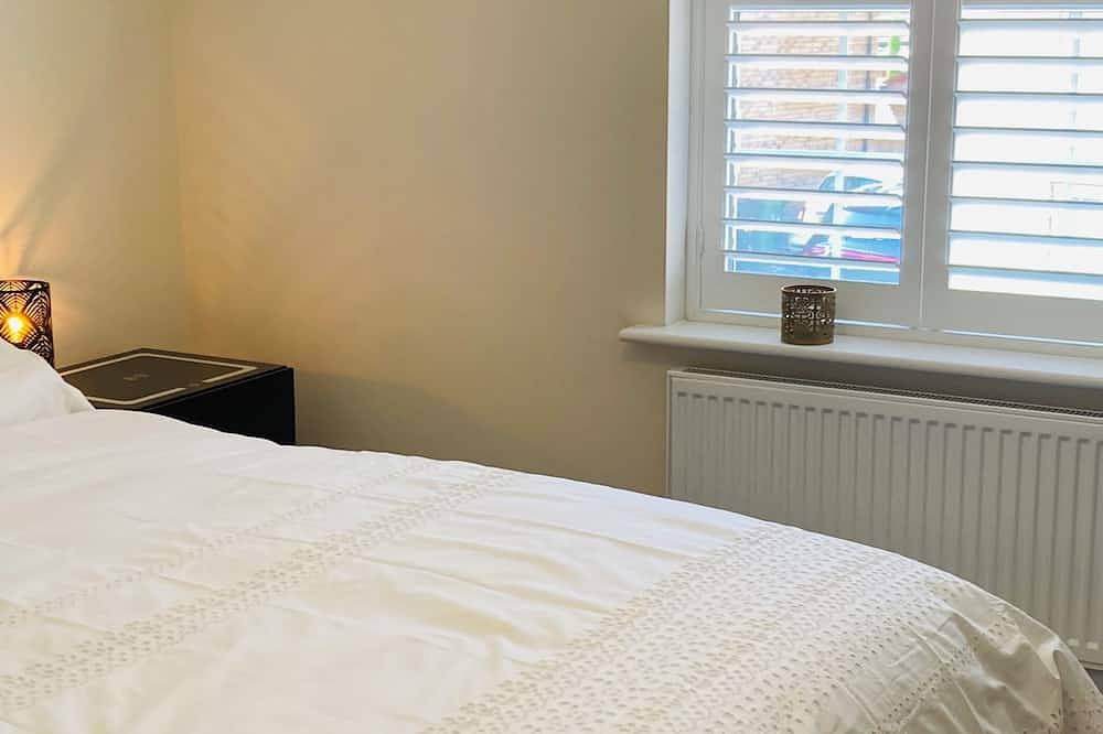 House-Sleeps 8 -Parking-Garden in Kettering, Northamptonshire