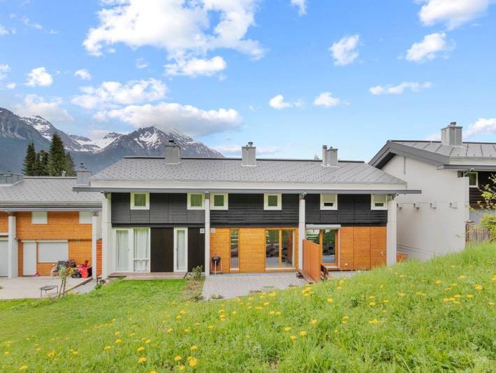Ferienwohnung für 6 Personen, mit Balkon und Terrasse sowie Garten und Seeblick in der Lenzerheide