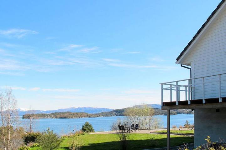 Ferienwohnung für 6 Personen, mit Terrasse und Whirlpool sowie Garten auf Tysnes
