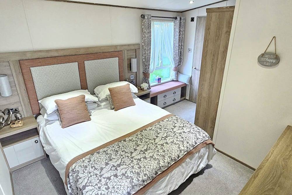 Hot Tub Lodge Cornwall - Meadow Lakes Holiday Park in Cornwall