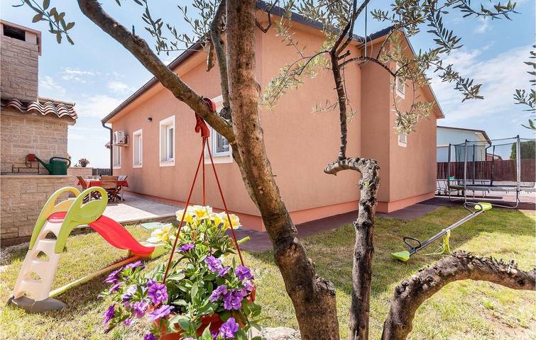Ferienhaus für 6 Personen, mit Garten und Sauna in Pula