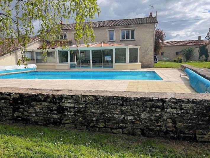 Location de vacances pour 10 personnes, avec Terrasse ainsi que Jardin et Piscine à Paizay-le-Chapt