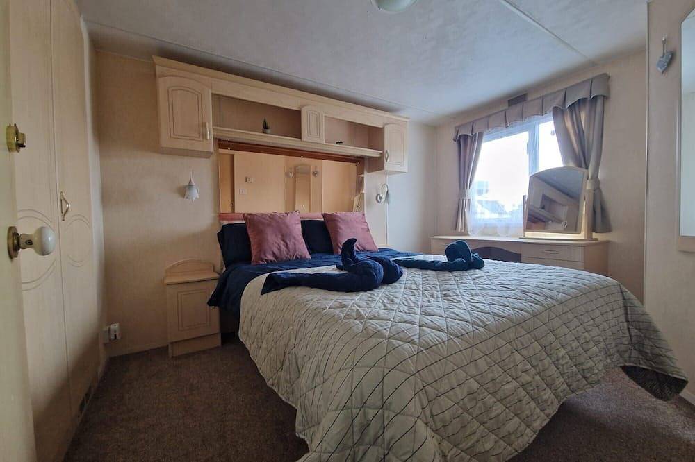 2 Bed Caravan - Sleeps 6 - Pets - Pool - Parking in Aberystwyth, Cardigan Bay