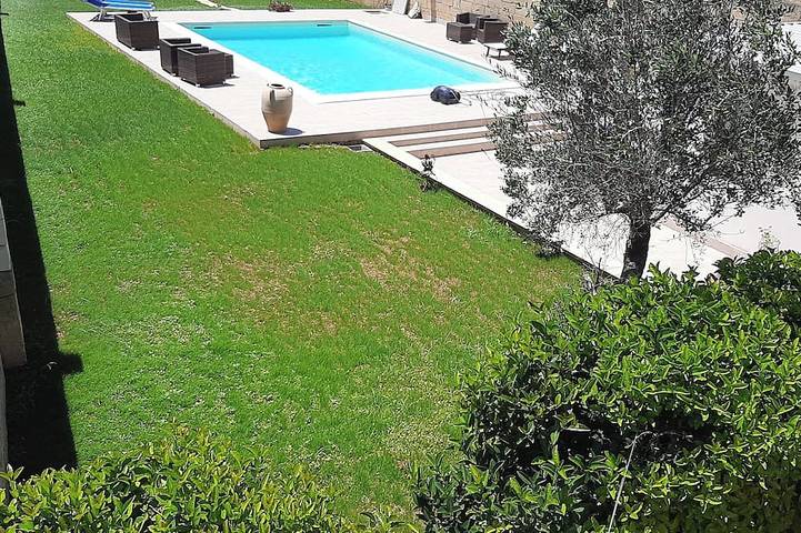 Location de vacances pour 4 personnes, avec balcon ainsi que jardin et jacuzzi à Specchia