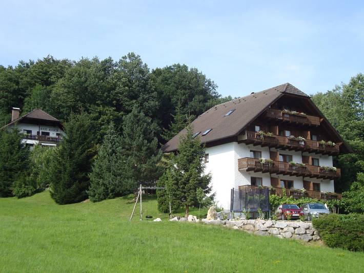 Ferienwohnung für 3 Personen, mit Balkon und Garten sowie Pool und Ausblick am Attersee