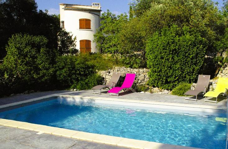 Location de vacances pour 12 personnes, avec jardin ainsi que piscine et terrasse à Labeaume
