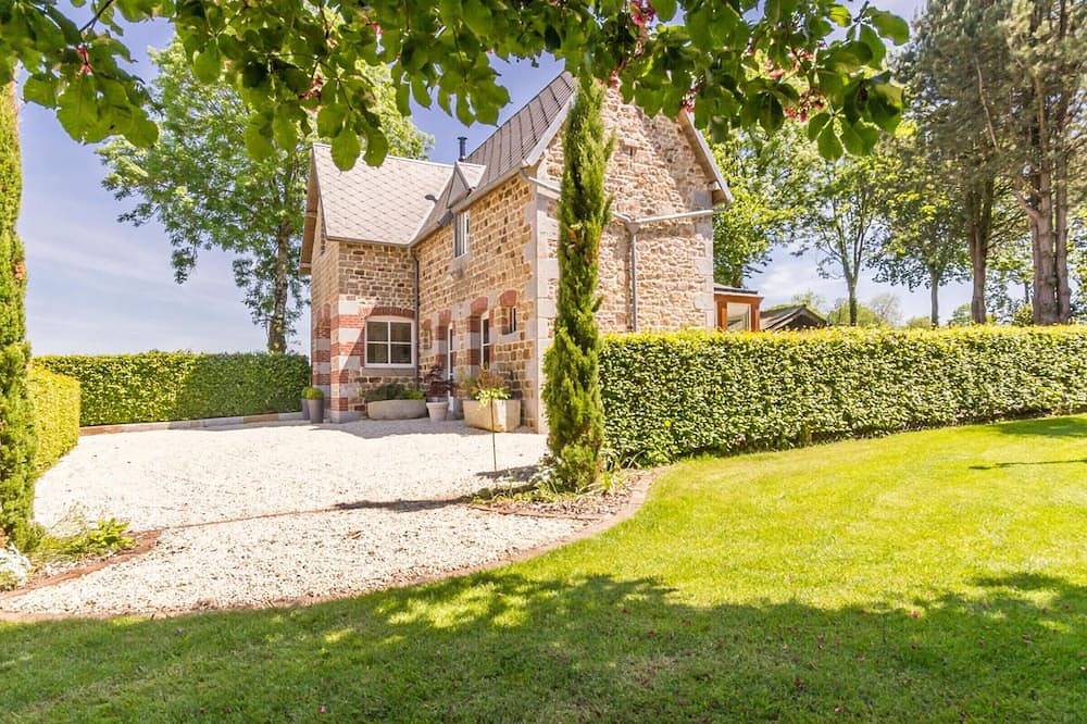Encantadora casa de piedra en Villedieu con jardín in Villedieu-les-Poêles, Côte de la Déroute