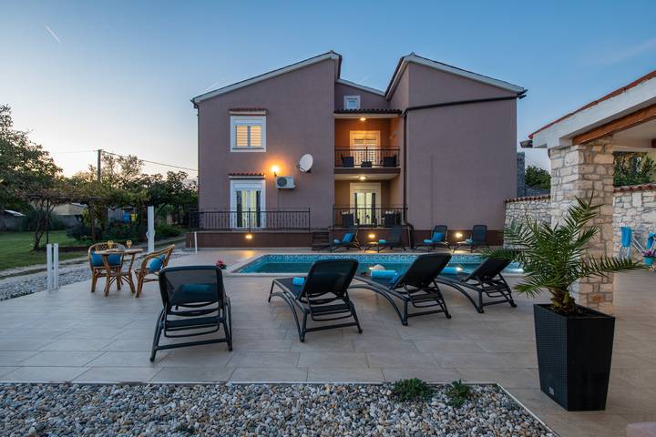Ferienhaus für 10 Personen, mit Garten und Terrasse sowie Pool