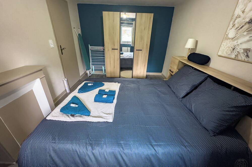Ganze Wohnung, New furnished apartment with terrace and private parking. in Dole, Jura