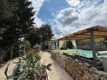 Cottage pour 8 personnes, avec vue ainsi que jardin et piscine, animaux acceptés à Méjannes-le-Clap