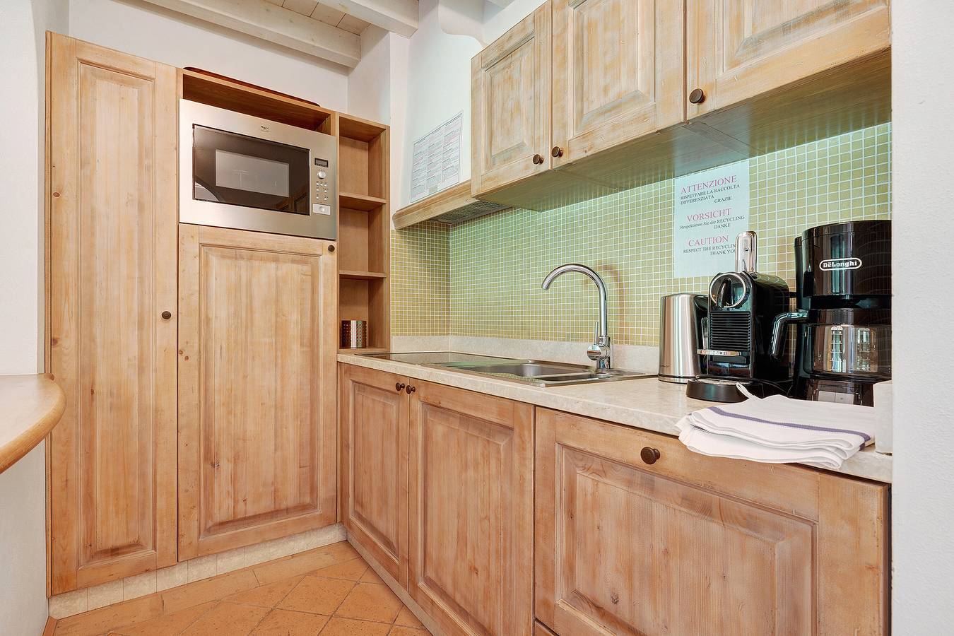 Ganze Wohnung, Apartment 'Zaffiro' mit Gemeinschaftspool, Wlan und Klimaanlage in Puegnago sul Garda, Gardasee-Berge