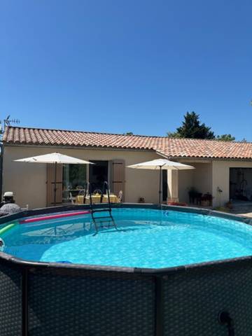 Gîte pour 4 personnes, avec piscine ainsi que jardin et terrasse, adapté aux familles à Lacoste