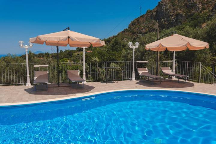 Villa per 9 persone, con giardino e piscina nonché panorama e terrazza, con animali domestici - 1