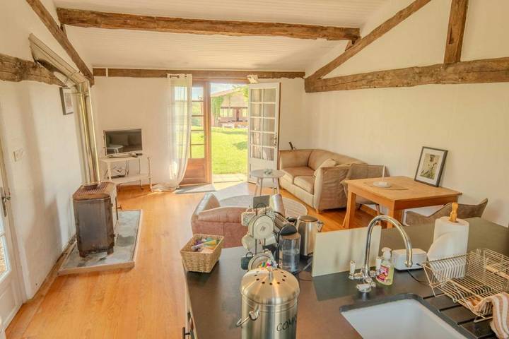 Location de vacances pour 2 personnes, avec jardin et piscine ainsi que vue et terrasse, animaux acceptés à Puycalvel - 2