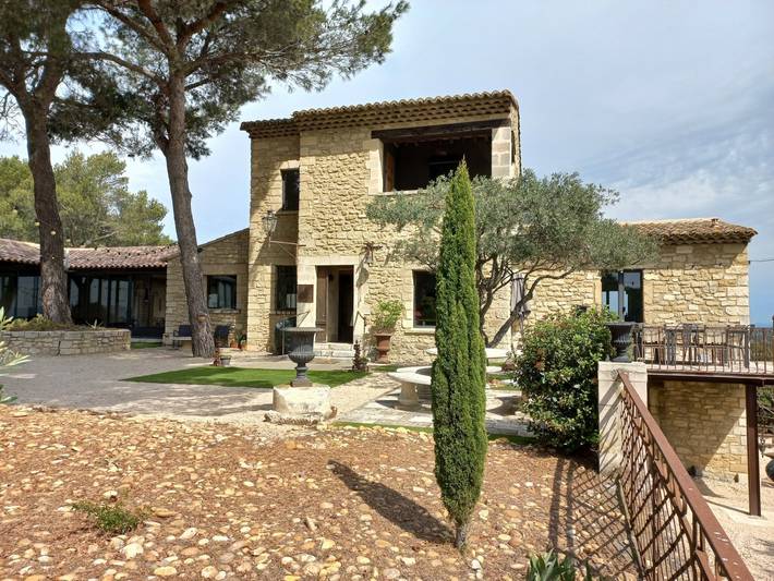 Gîte pour 12 personnes, avec balcon ainsi que jardin et piscine