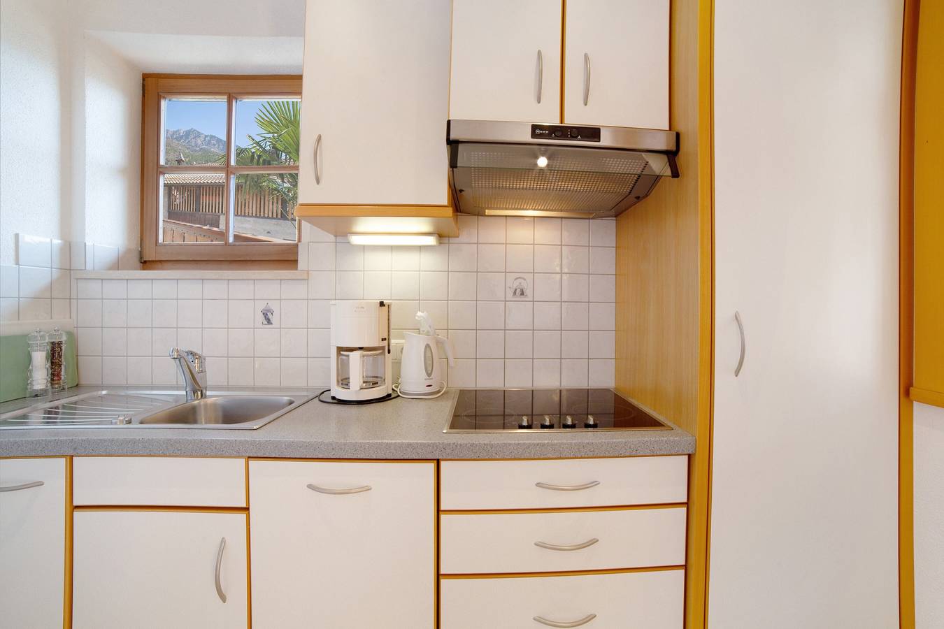 Entire apartment, Wiedmairhof Apartment 'Grafensteiner' with South/east facing balcony, Shared Terrace, Garden & Wi-Fi in Oberplars, Algund
