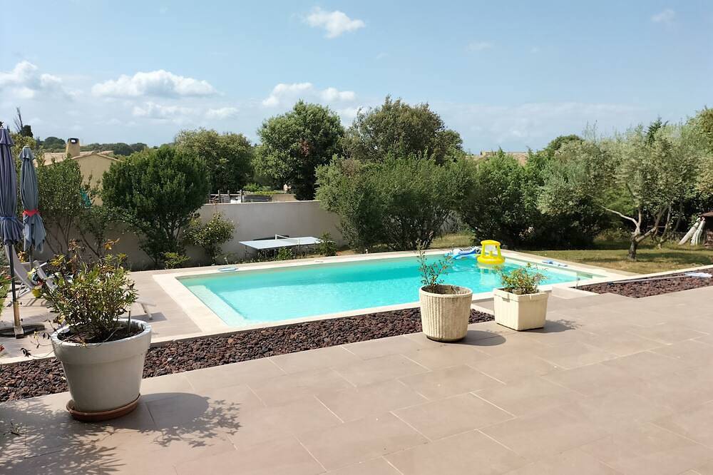 Villa tout confort entre vignes et garrigue, piscine chauffée in Pouzilhac, Région de Nîmes
