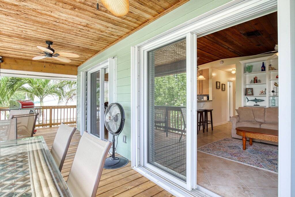 Waterfront escape with dock, furnished deck & patio, grill & central Ac in Marathon, Monroe County