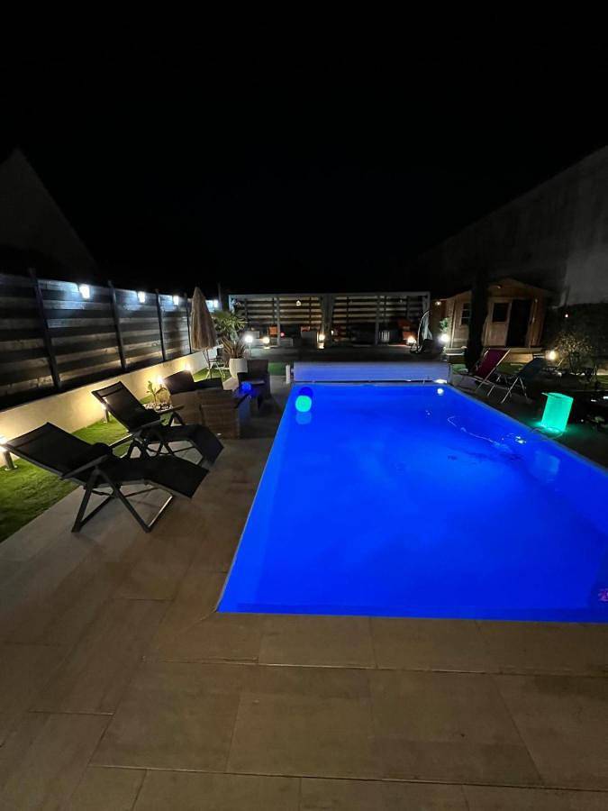 Location de vacances pour 8 personnes, avec Terrasse ainsi que Jardin et Piscine à Saran