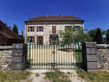 Gîte pour 7 personnes, avec jardin ainsi que bassin pour enfant et piscine, animaux acceptés à Chamblay