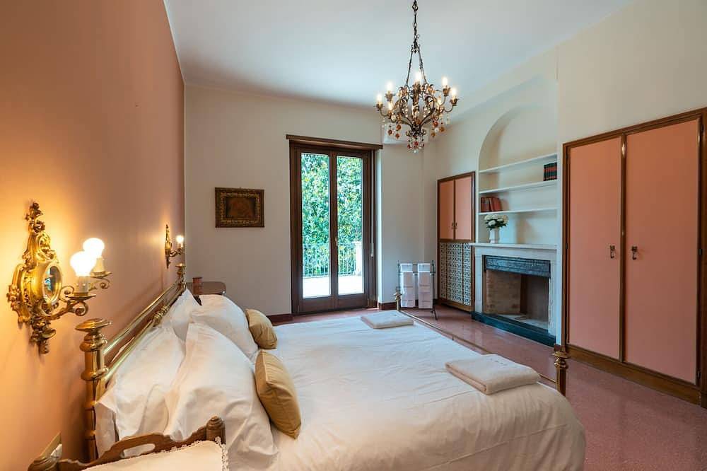 Villa Madonnina is a charming villa with tennis court, soccer field and bocce court. in Piacenza, Piacenza Provinz