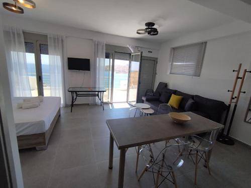 Ferienwohnung für 4 Personen, mit Balkon und Terrasse sowie Ausblick in Karystos