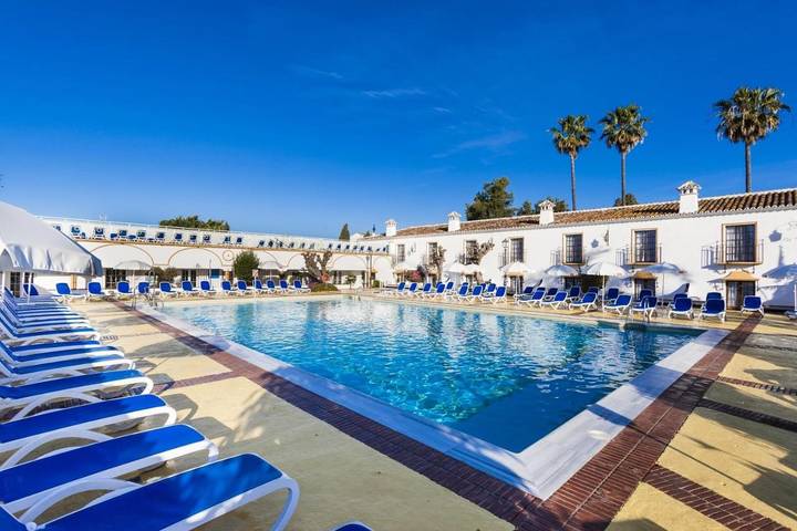 Hôtel pour 2 personnes, avec bassin pour enfant et vue ainsi que jardin et piscine