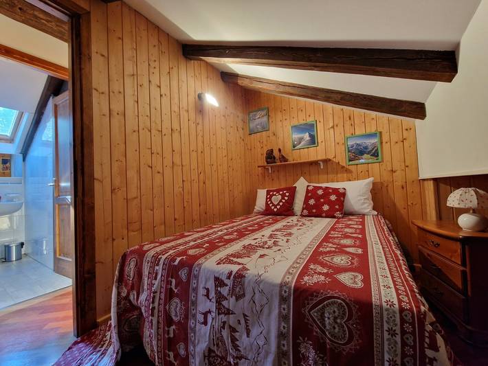 Chalet 'Du Sapin Rouge' with Mountain View and Air Conditioning in La Magdeleine, Wallisian Alps
