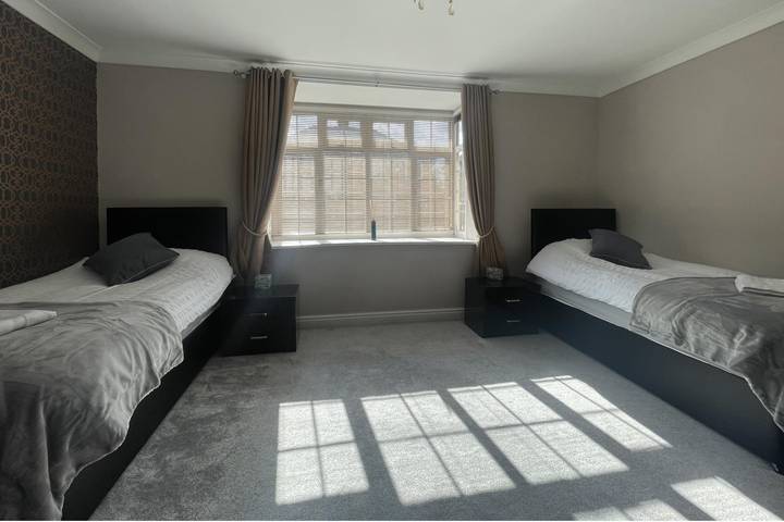 4 Bed  House Sleeps 8 - Enclosed Garden - Parking in Luton, Chiltern Hills