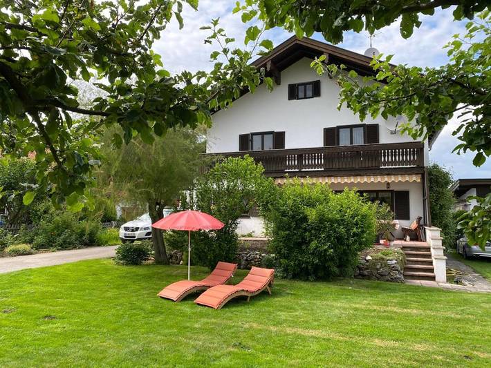 Ferienhaus für 6 Personen, mit Balkon und Terrasse sowie Garten und Ausblick in Holzkirchen