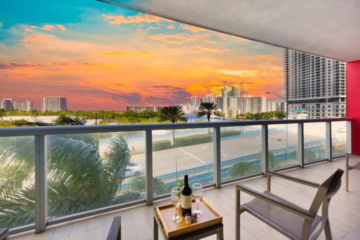 Vacation rental for 6 people, with pool and balcony, kid friendly in Hallandale Beach