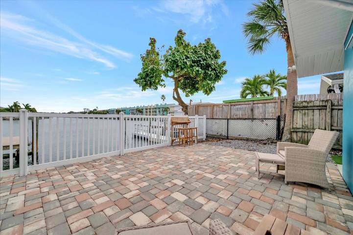 Vacation rental for 4 people, with balcony and yard, kid friendly in Indian Rocks Beach