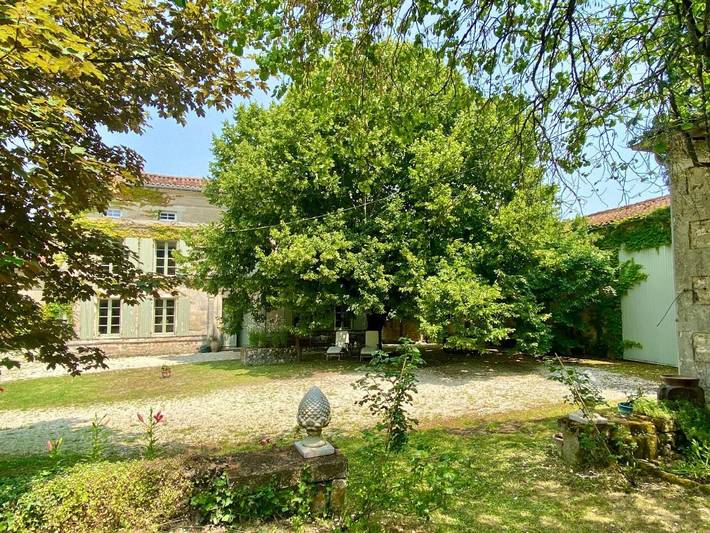 Chambre d’hôte pour 3 personnes, avec vue et jardin, animaux acceptés en Charente
