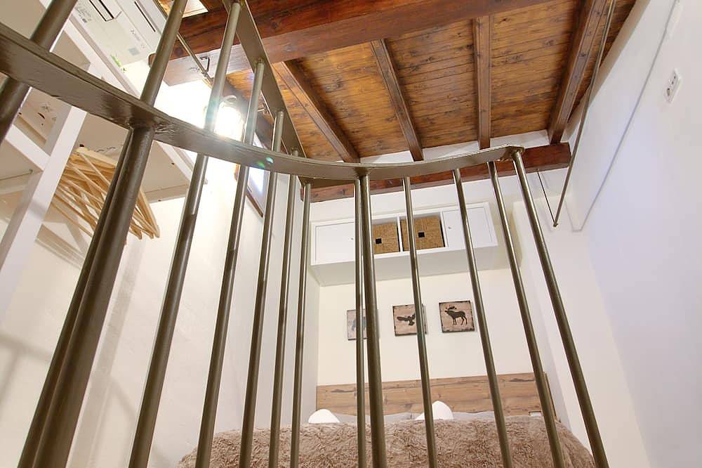 Entire apartment, Attic with sloping ceilings, with charm, fully equipped, in the heart of the old town in Cuenca, Cuenca Province