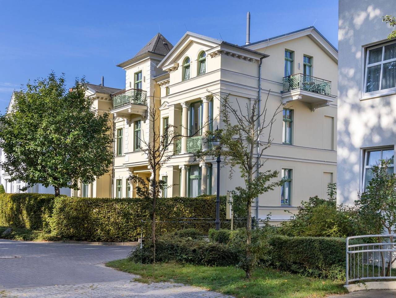 Ganze Ferienwohnung, Villa am Ostseestrand - Hübsche Ferienwohnung mit Wintergarten - nur 50 m zum feinsandigen Ostseestrand in Seebad Heringsdorf, Heringsdorf