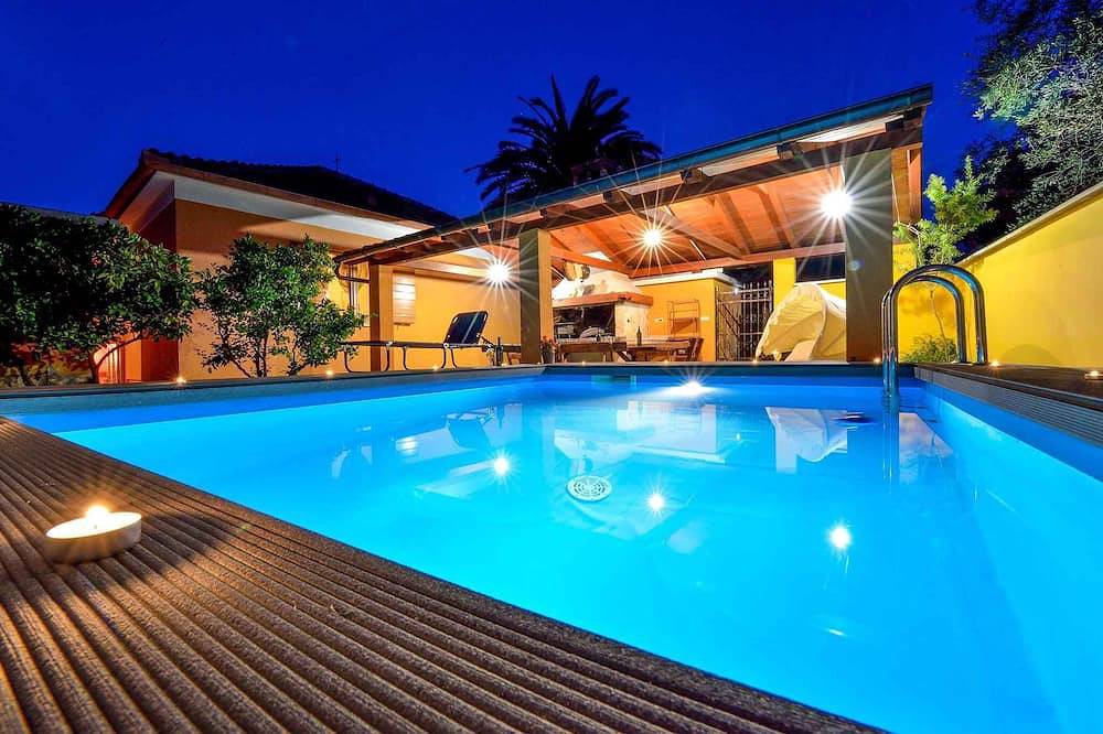 Casa vacacional con piscina y aire acondicionado in Poliana, Uglijan